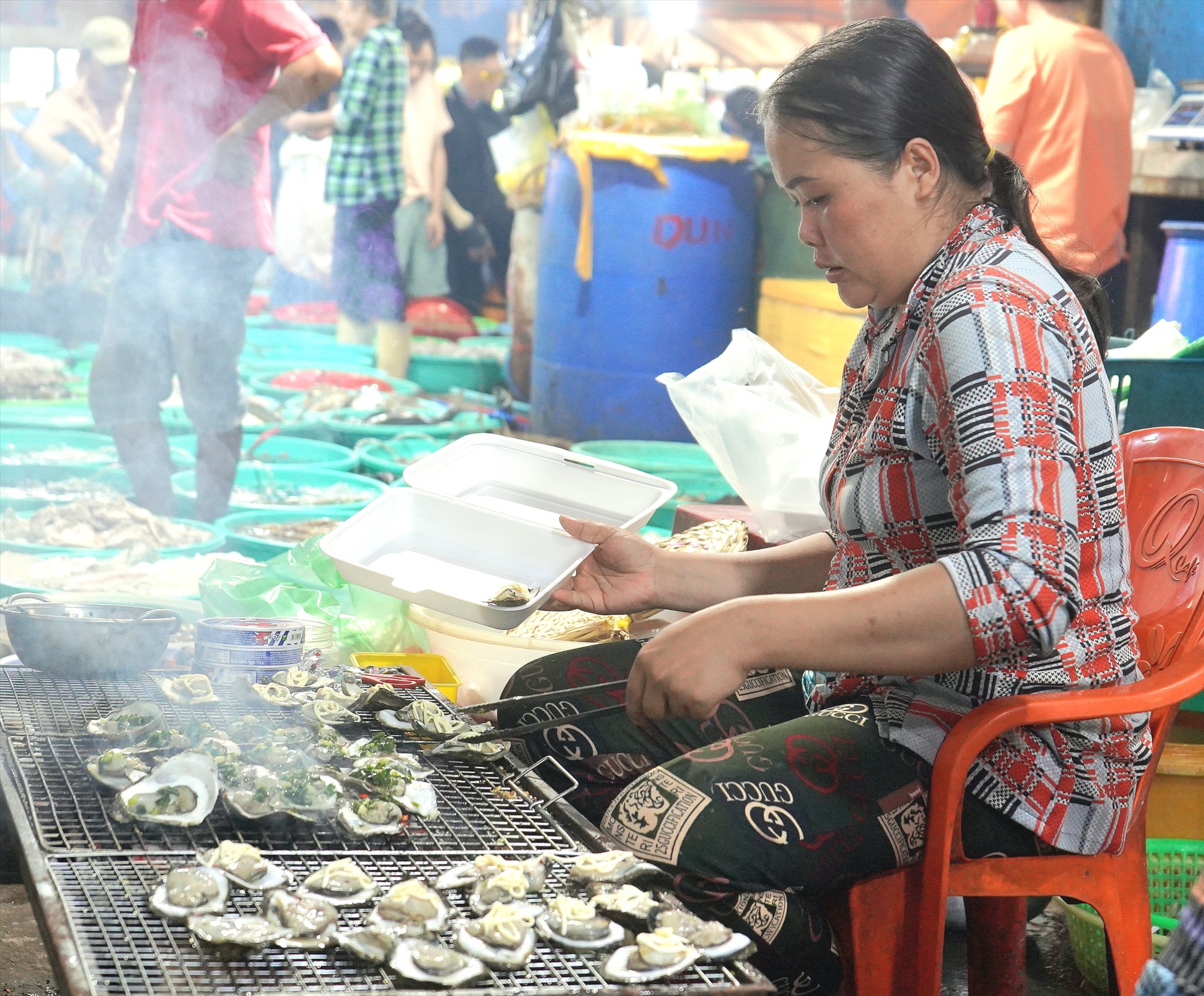Tại đây, du khách có thể mua hải sản tươi sống và chờ chế biến hoặc có thể mua hải sản được chế biến sẵn với đa dạng món.