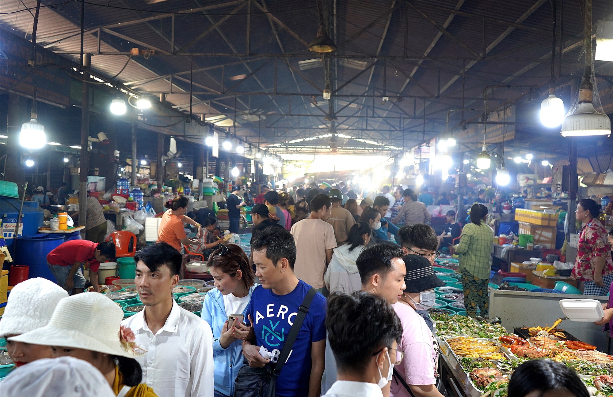 Tại chợ Hàng Dương, một điểm bán hải sản nổi tiếng của Cần Giờ, TPHCM, trong 2 ngày 2 và 3.9, đông đúc du khách đến đây mua hải sản.