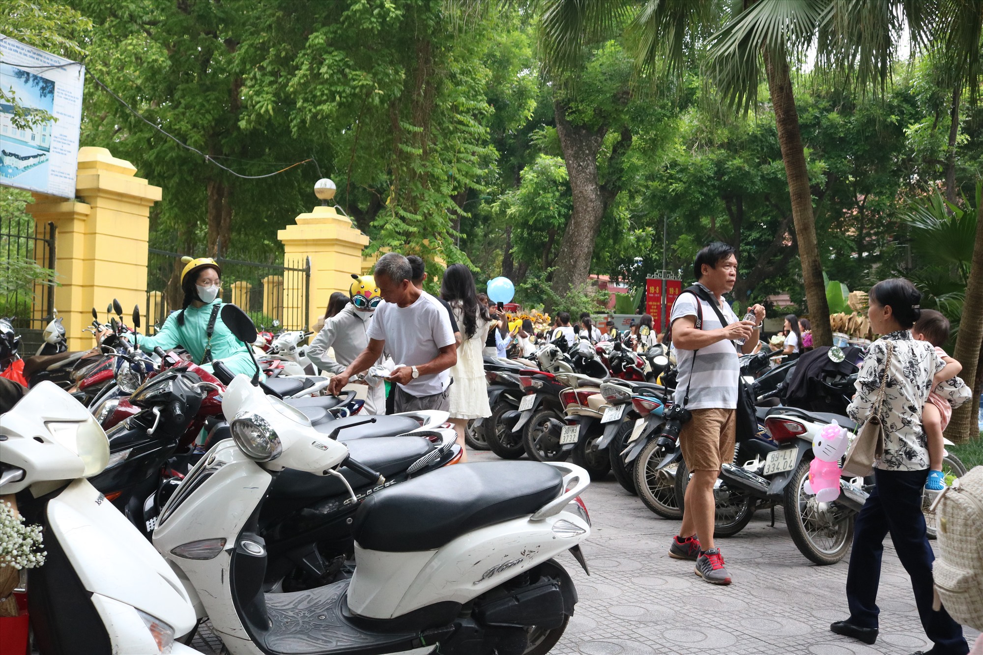 Điểm gửi xe tuyến đường Phan Đình Phùng, nhiều người lấy xe ra không cần kiểm tra vé. Ảnh: Tuyết Lan