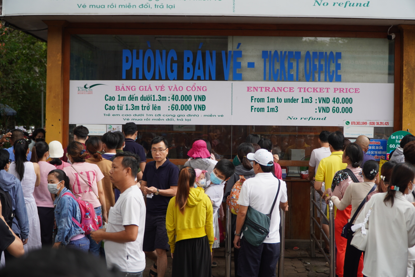 Hình ảnh tương tự cũng xuất hiện tại khu vực bán vé vào Thảo Cầm Viên Sài Gòn. 