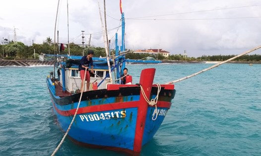 Tàu cá được hỗ trợ khắc phục sự cố trên biển. Ảnh: Trung tâm DVHC-KT Đảo Sinh Tồn