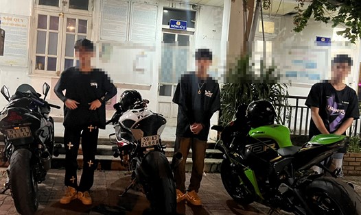 Ba thanh niên đi xe mô tô phân khối lớn vao cao tốc bị lực lượng CSGT tước bằng lái xe 2 tháng. Ảnh: Cục CSGT