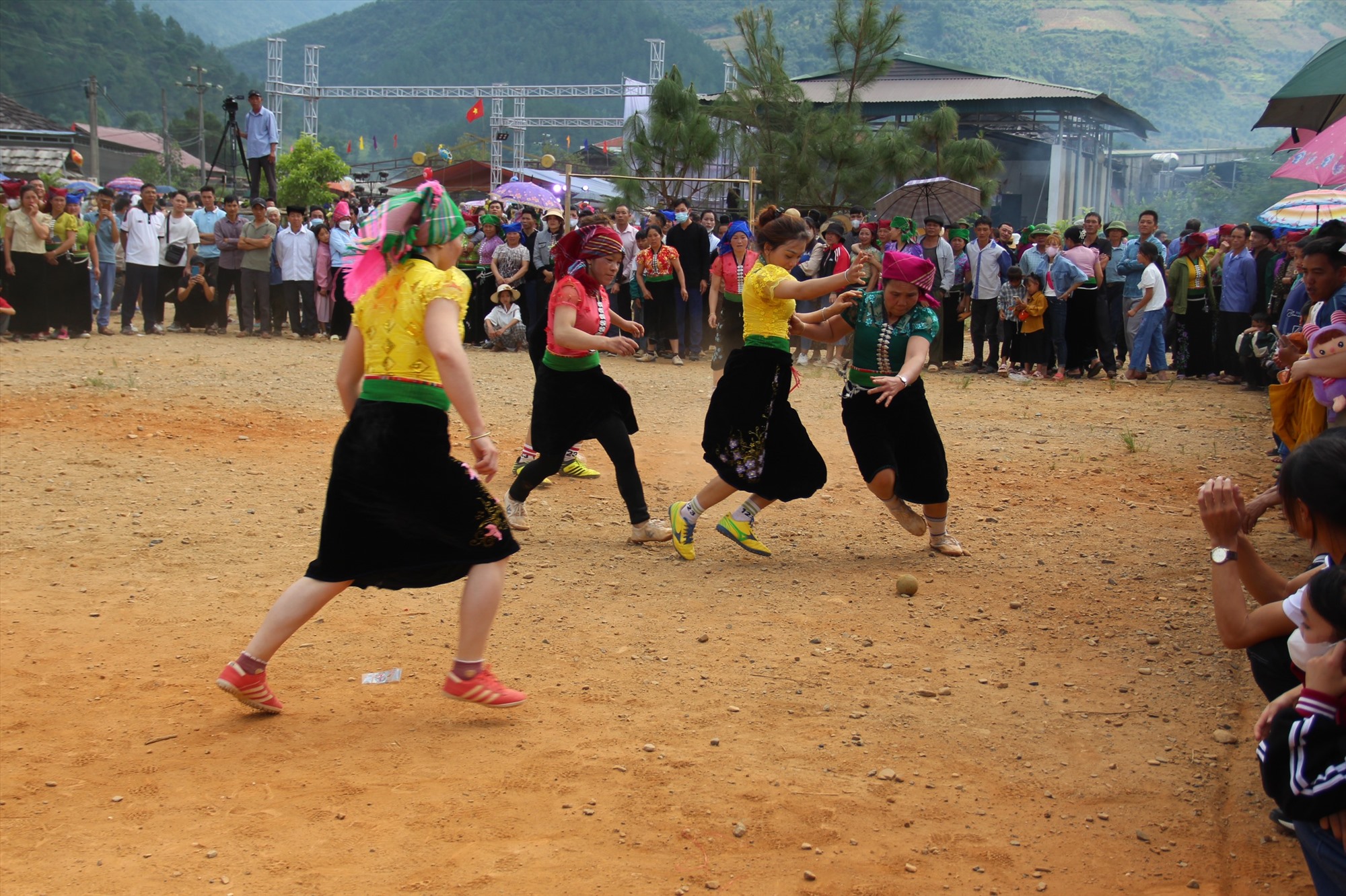 Hoạt động thi đá bóng bưởi nữ trong lễ hội mừng cơm mới ở vùng cao Sơn La. Ảnh: Giang Ngân.