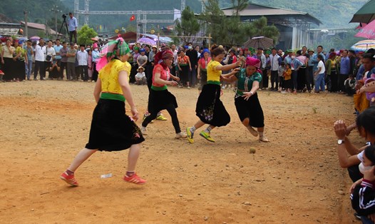 Hoạt động thi đá bóng bưởi nữ trong lễ hội mừng cơm mới ở vùng cao Sơn La. Ảnh: Giang Ngân.