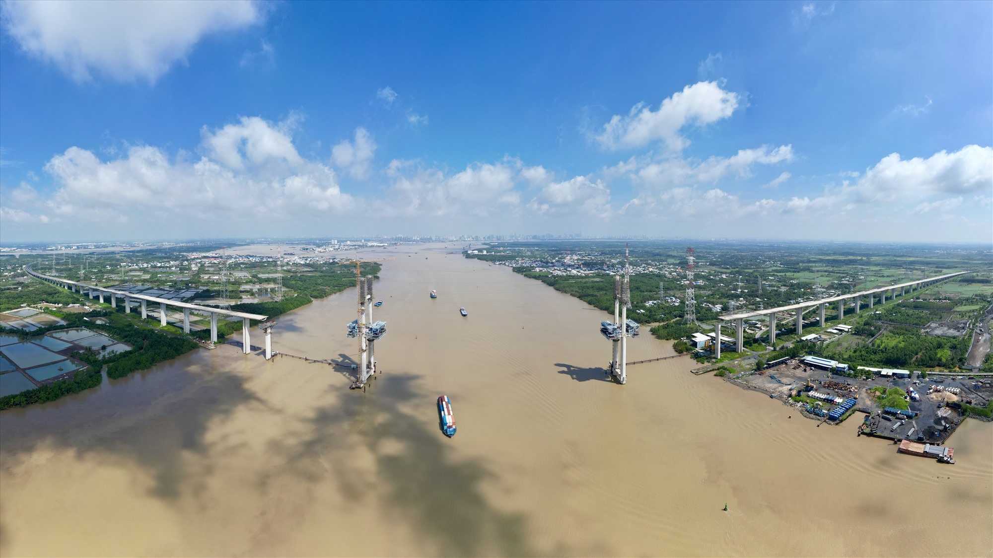 Có kích thước và kết cấu tương tự cầu Bình Khánh, cầu Phước Khánh dài 3,18 km vượt sông Lòng Tàu nối huyện Cần Giờ (TPHCM) với huyện Nhơn Trạch (tỉnh Đồng Nai) cũng chưa liền nhịp. Cầu Phước Khánh khởi công 8.2015, dài 3,1 km, nhịp chính dài 300 m, rộng 21,7 m.