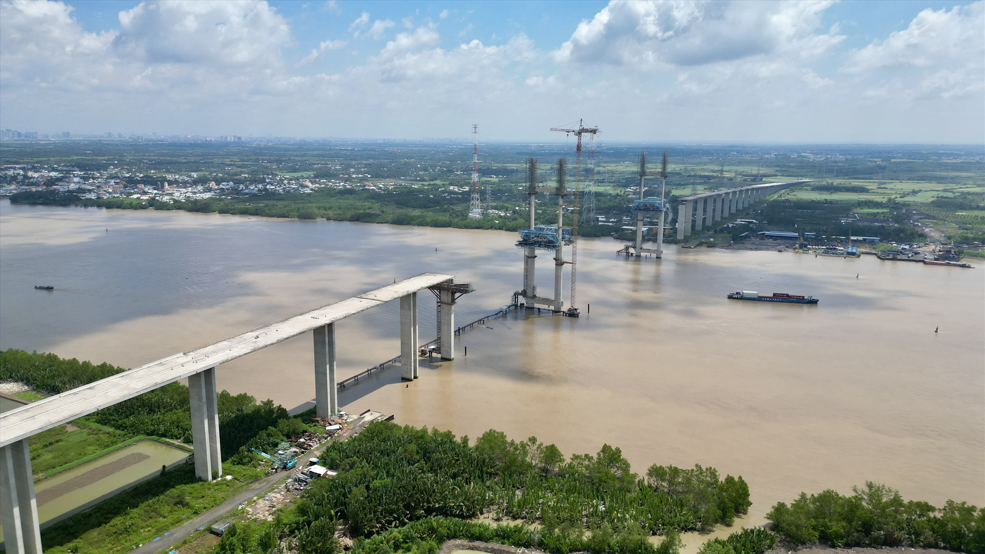 Sau 8 năm khởi công, toàn bộ dự án cầu Phước Khánh với tổng mức đầu tư gần 2.900 tỉ đồng đã đạt 80% tiến độ. Công trình bị tạm ngưng thi công từ tháng 9.2019 với cùng lý do như cầu Bình Khánh. Phần cầu cạn thuộc dự án phía TPHCM và Đồng Nai cơ bản hoàn thành