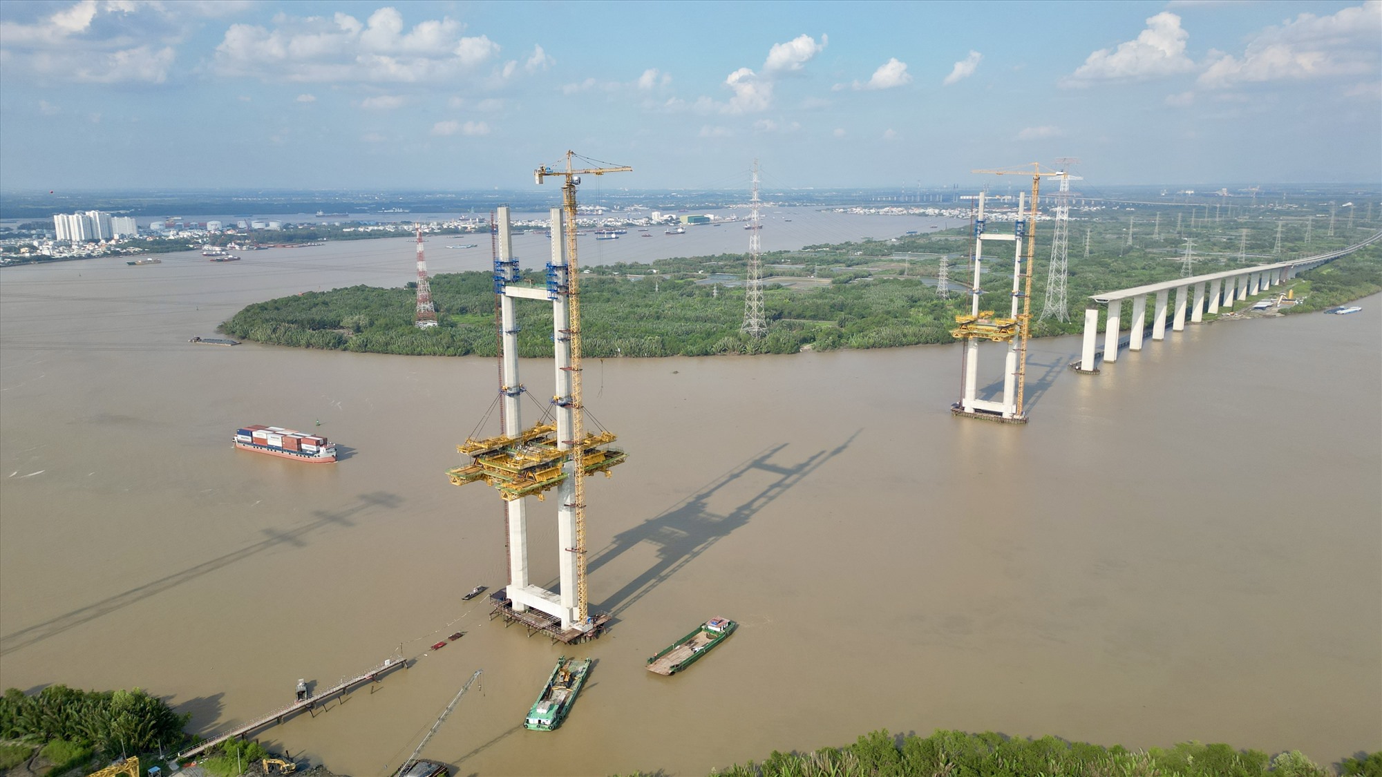 Cùng với độ cao của 2 nhịp dây văng, cầu Bình Khánh có tĩnh không thông thuyền lên tới 55m, cao nhất Việt Nam thời điểm hiện tại. Chiều cao khoảng không giữa gầm cầu với mặt nước được thiết kế để phục vụ những tàu thuyền trọng tải lớn thường xuyên lưu thông trên sông Soài Rạp - tuyến vận tải thủy chính của TPHCM.