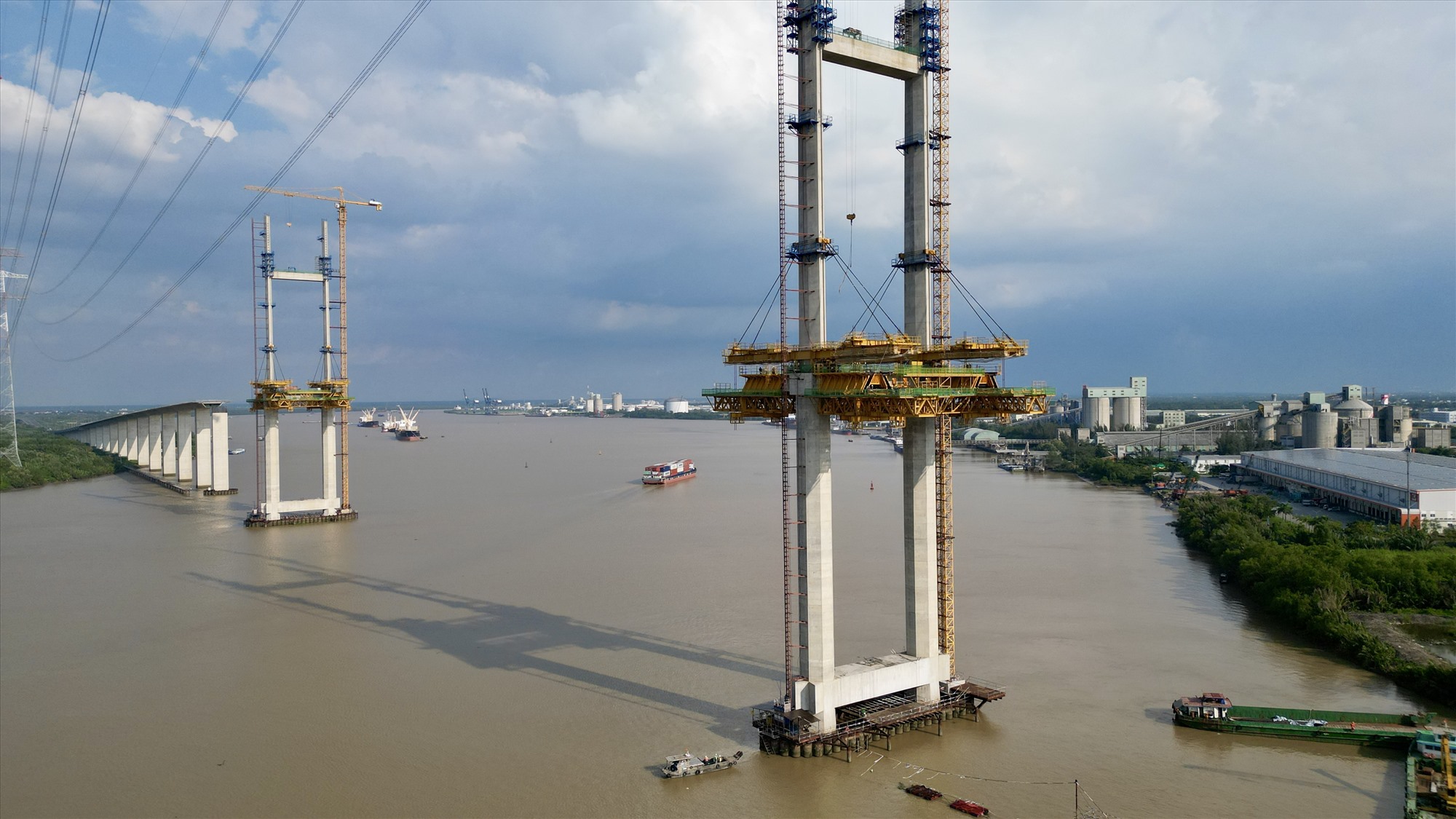 Điểm nhấn công trình là hai trụ cầu cao 150 m, cao nhất Việt Nam thời điểm hiện tại. Hiện cầu Bình Khánh đã thi công được khoảng 70% tiến độ vào tháng 12/2018 và ngưng từ đó đến nay.