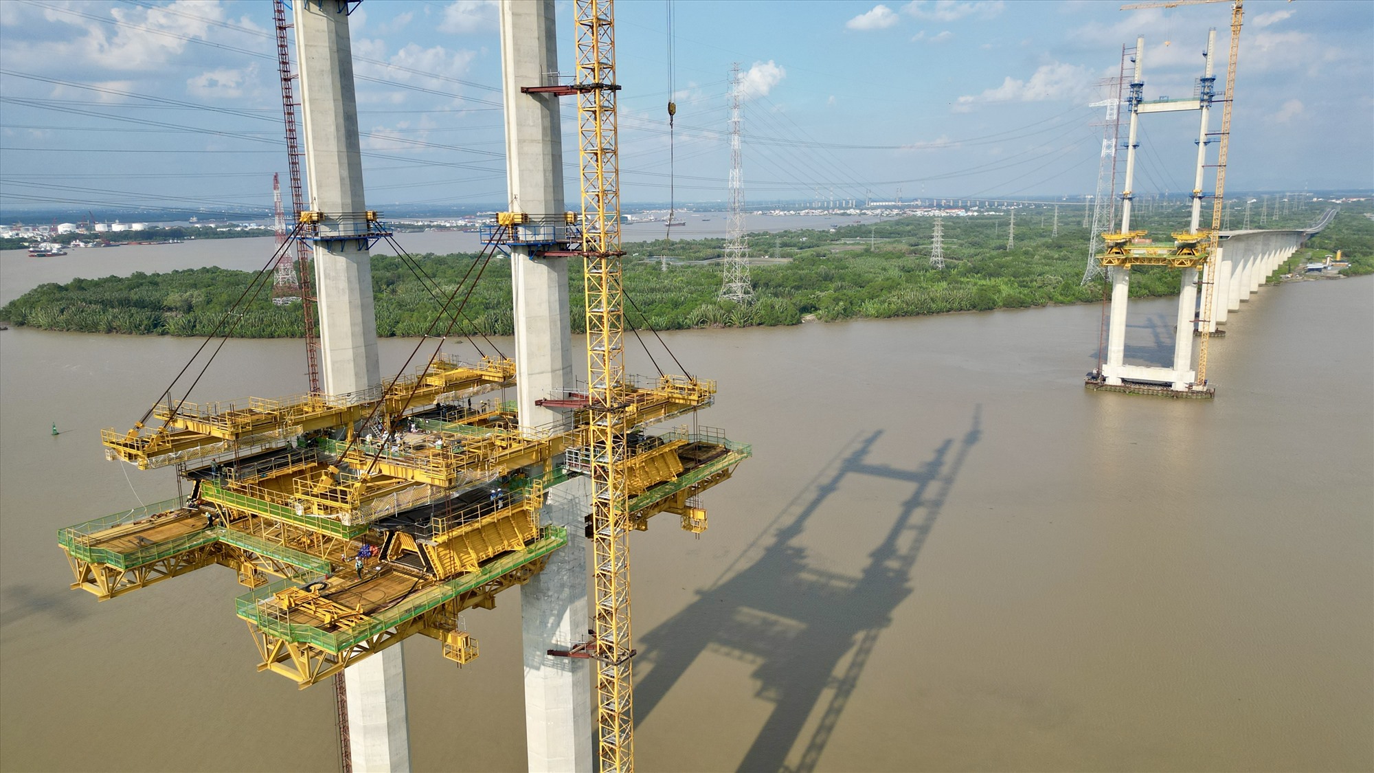 Độ dài 2 nhịp chính của cầu giữa lòng sông là 375m, đặt trên hai trụ cầu cao 155m với móng trụ tháp có kết cấu dạng móng cọc cừ ống thép. Dự án cầu sử dụng hơn 25m chiều dài cọc khoan nhồi các loại, hơn 7.000m cọc vòng vây ống thép đường kính 1,5m, gần 115.000m3 bê tông các loại và khoảng 14.000 tấn cốt thép.