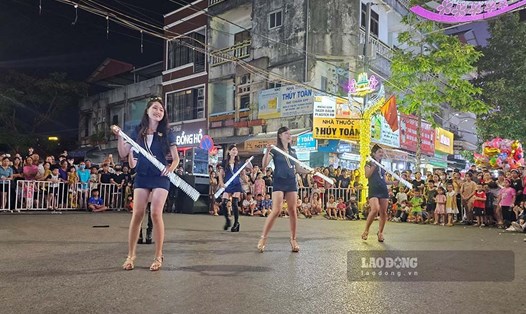 Nhóm nhảy của Trung tâm nghệ thuật Army (TP Móng Cái) - là 1 trong 15 nhóm nhảy thường xuyên tham gia biểu diễn tại phố đi bộ Trần Phú. Ảnh: Đoàn Hưng