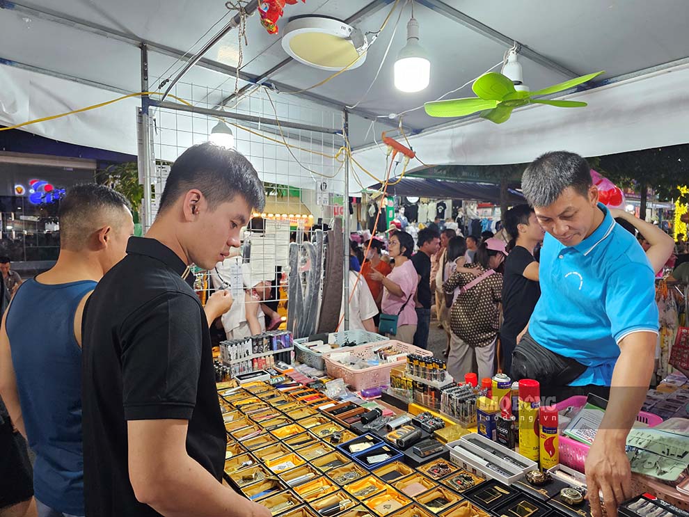 UBND phường Trần Phú cũng đang thực hiện 100% các hộ kinh doanh tại phố đi bọ có mã QR code tiếp nhận mua bán không sử dụng tiền mặt, người bán hàng mặc đồng phục.