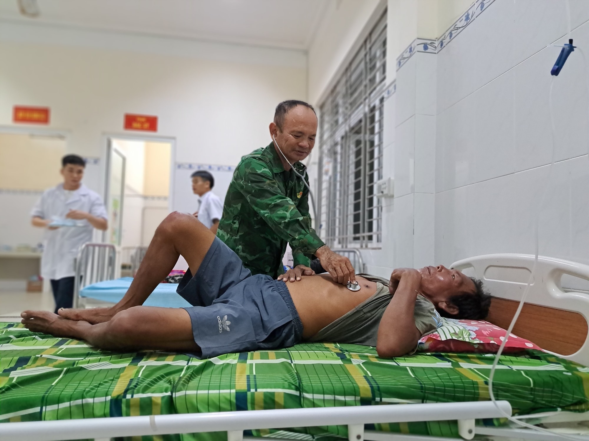 Các ngư dân được chăm sóc sức khỏe nay đã ổn định. Ảnh: Biên phòng cung cấp