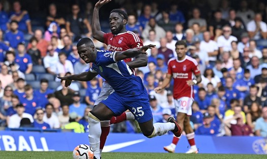 Hình ảnh vụng về của Caicedo là minh chứng cho sự thất bại tạm thời trong kế hoạch chuyển nhượng của Chelsea. Ảnh: AFP