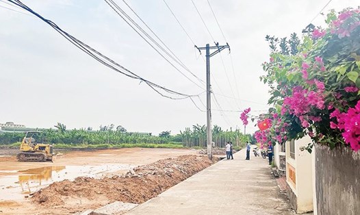 Thi công xây dựng hạ tầng kỹ thuật khu tái định cư tại xã Hồng Vân (huyện Thường Tín). Ảnh: Duy Linh