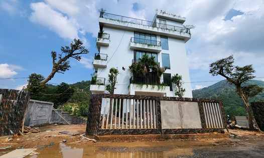 Một công trình vi phạm xây dựng tại hồ Đồng Đò, xã Minh Trí, huyện Sóc Sơn vẫn ngang nhiên thi công, hoàn thiện mặc dù chính quyền nhiều lần xử lý. Ảnh: Cao Nguyên.