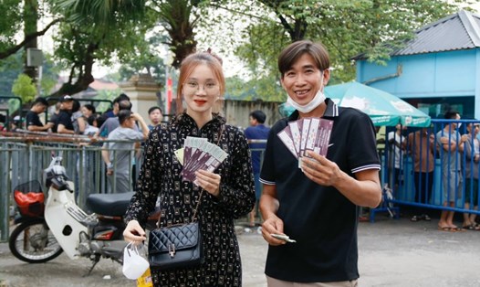 Người hâm mộ mua vé cổ vũ U23 Việt Nam. Ảnh: VFF