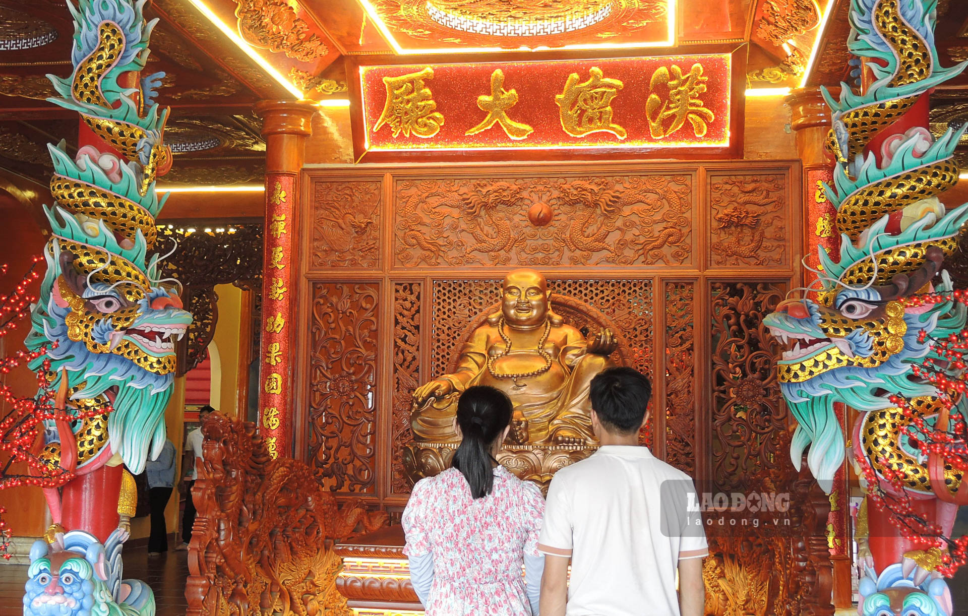 Du khách đến chùa dâng hương và cầu an. Ảnh: Phương Anh