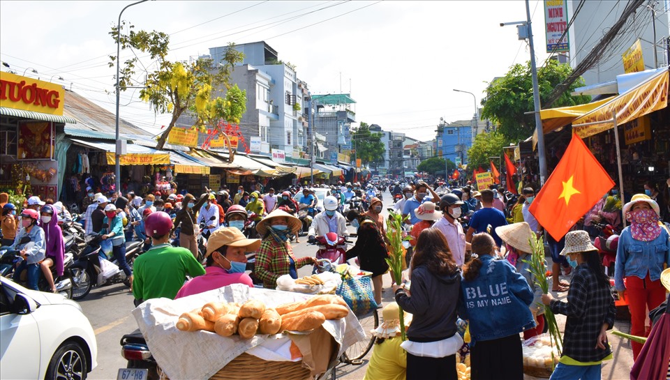 Đông đúc du khách viếng Miếu Bà Chúa xứ Núi Sam dịp lễ 2.9. Ảnh: Thành Nhân