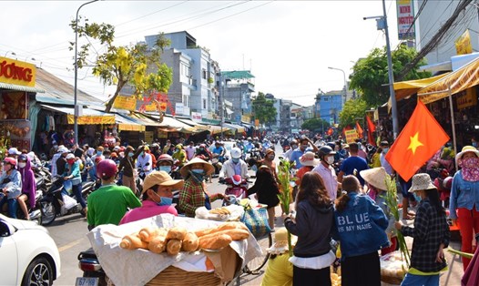 Đông đúc du khách viếng Miếu Bà Chúa xứ Núi Sam dịp lễ 2.9. Ảnh: Thành Nhân