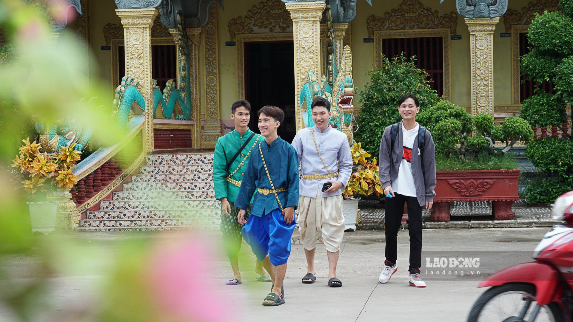 Nhiều bạn trẻ còn hóa thân thành những chàng trai Khmer ghi lại kỷ niệm tại chùa. Ảnh: Phương Anh