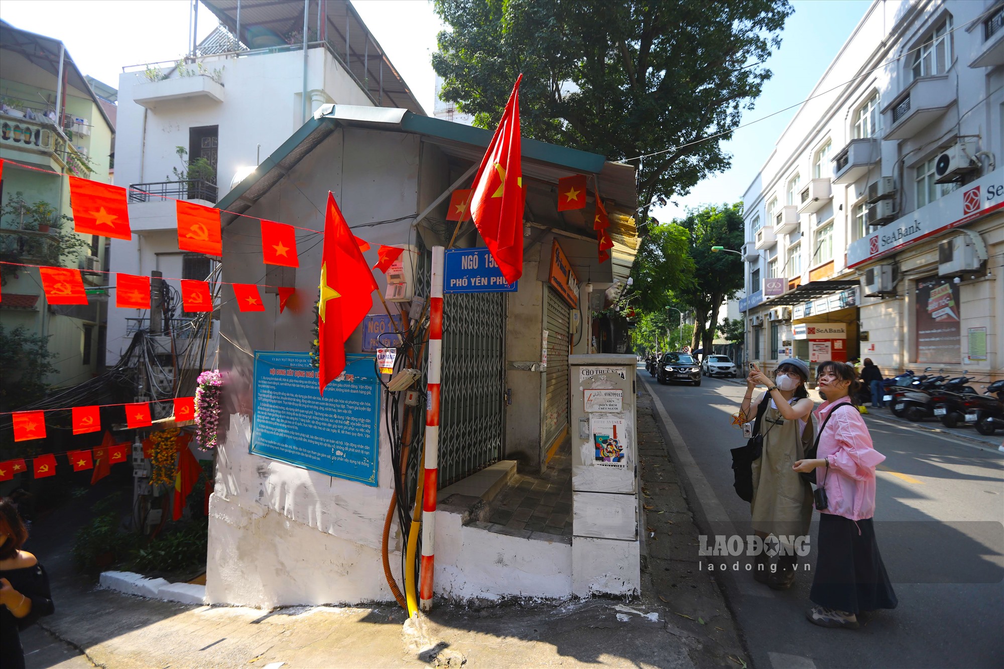 Trong thời gian nghỉ lễ Quốc khánh, mỗi ngày, có hàng trăm bạn trẻ đổ về ngõ 150 phố Yên Phụ - nơi được người dân treo và trang trí hàng trăm lá cờ Tổ quốc.