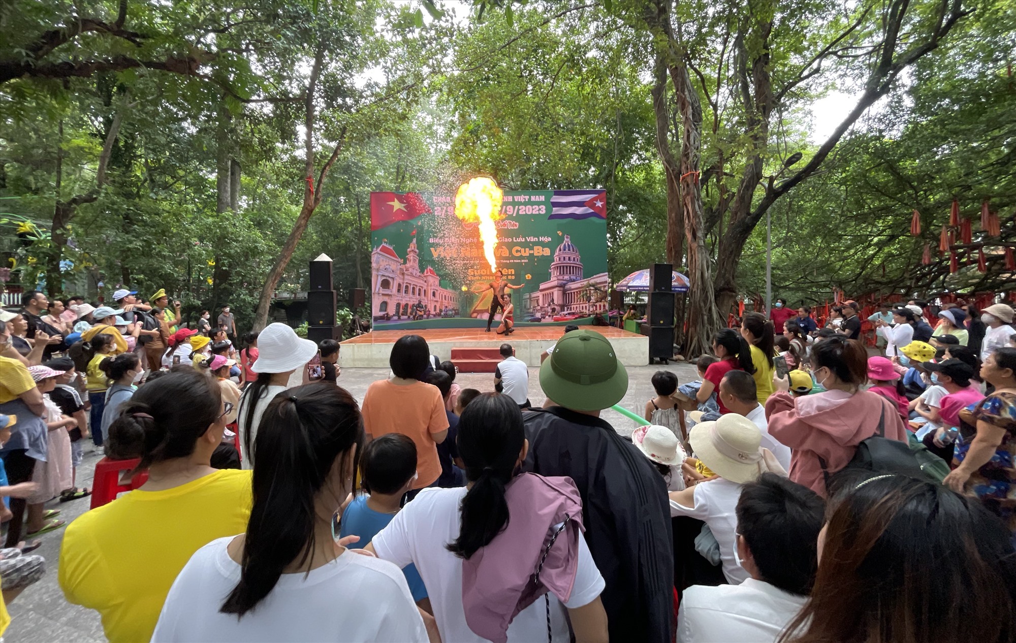 Các chương trình nghệ thuật tạo thêm không gian cho du khách: Sân khấu hoá truyền thuyết Sơn Tinh Thuỷ Tinh, Biểu diễn trống kèn mừng quốc Khánh.  