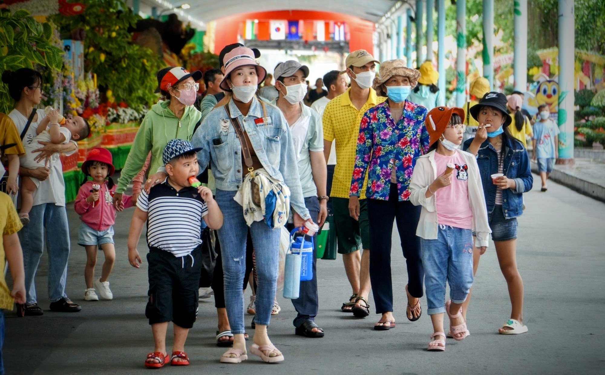 Theo đại diện Công viên văn hóa Suối Tiên (TP Thủ Đức) cho biết, trong hai ngày 1 và 2.9, công viên này đã đón khoảng hơn 40.000 lượt khách đến tham quan, vui chơi giải trí, dự kiến trong ngày 3-4/9 con số này sẽ tiếp tục tăng mạnh. Có thể nói kỳ nghỉ lễ 2/9 lần này, Công viên Suối Tiên đón nhận lượt khách kỷ lục kể từ sau dịch Covid-19 đến nay.