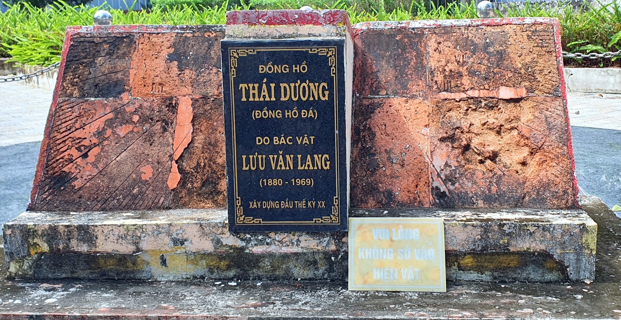 Chiếc đồng hồ đá độc nhất vô nhị Việt Nam tại tỉnh Bạc Liêu. Ảnh: Nhật Hồ