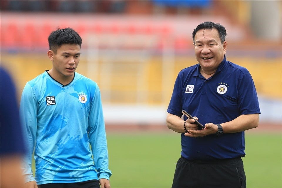 Ông Hoàng Văn Púc cũng là một huấn luyện viên tầm cỡ ở giải U21 Quốc gia 2023. Ảnh: Hoài Thu