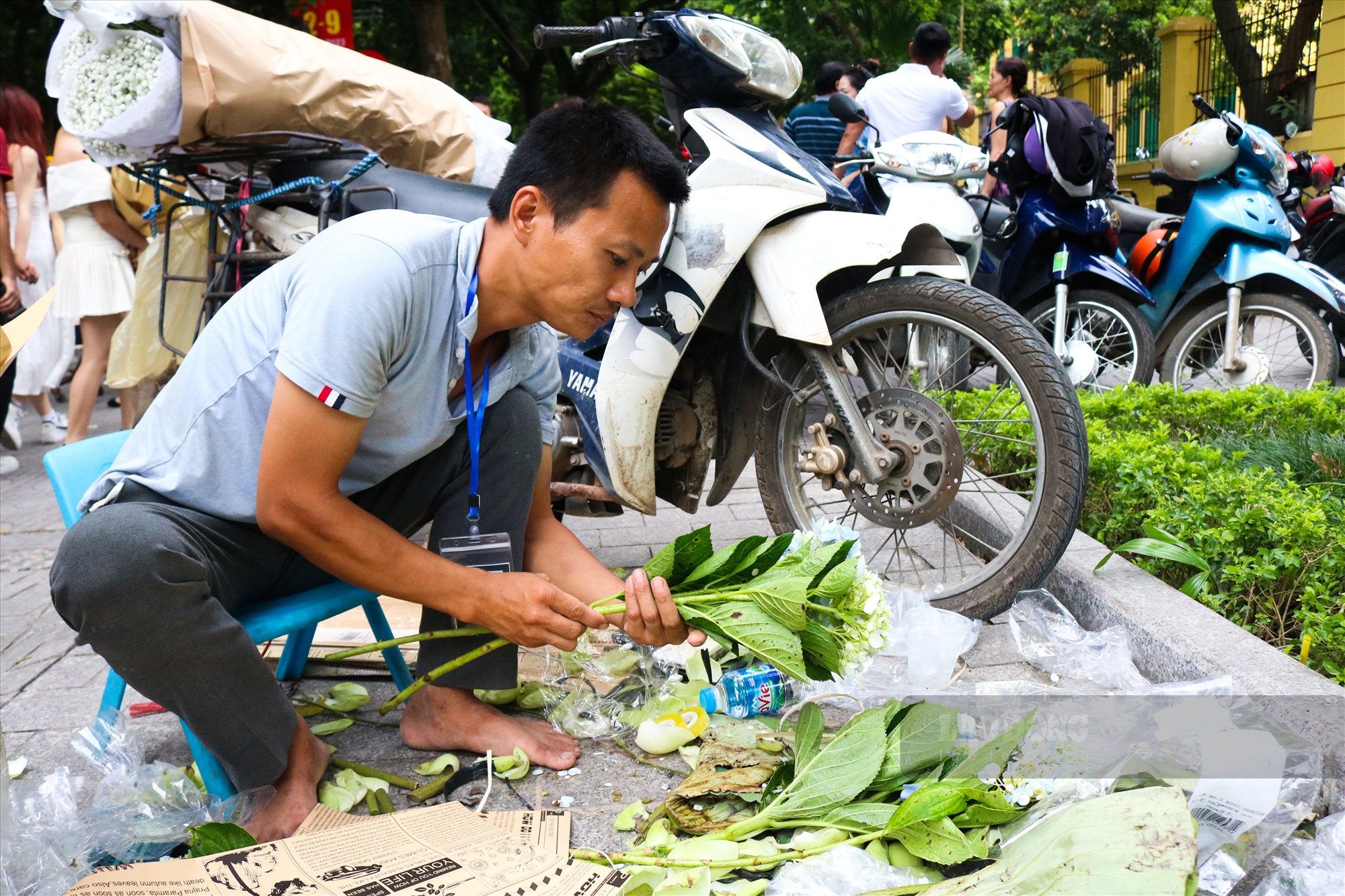 Anh Hải không ngơi tay để chuẩn bị những bó hoa cho khách hàng. Ảnh: Tuyết Lan.