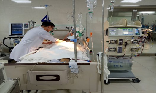 Bệnh nhân cấp cứu tại Bệnh viện Nguyễn Tri Phương. Ảnh: NGUYỄN LY 
