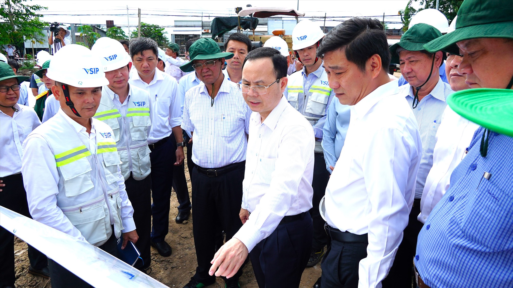 Bí thư Thành ủy Cần Thơ Nguyễn Văn Hiếu khảo sát Dự án Khu công nghiệp VSIP Cần Thơ. Ảnh: Tạ Quang