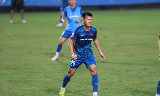 Tiền vệ Dương Văn Hào cạnh tranh suất chính thức trong đội hình tuyển Việt Nam. Ảnh: Minh Dân