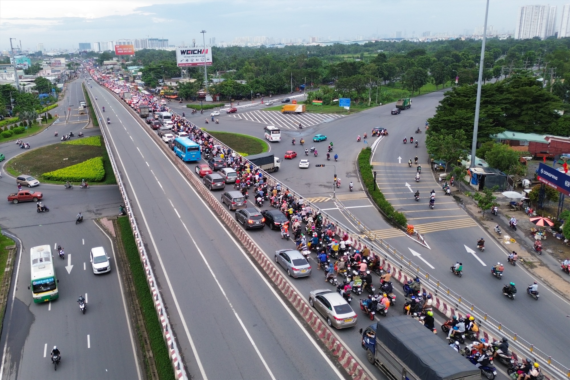 Ghi nhận tại cầu vượt Bình Thuận nằm trên Quốc lộ 1 (đoạn qua huyện Bình Chánh), lượng phương tiện di chuyển hướng từ các tỉnh miền Tây về trung tâm TPHCM đông đúc khiến giao thông qua khu vực này bị ùn ứ.