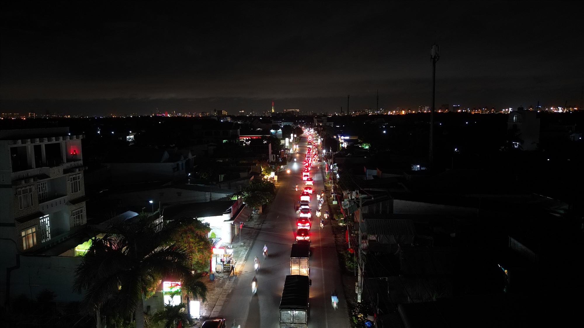 Đường dẫn vào phà Cát Lái (hướng Đồng Nai về TPHCM) ùn tắc kéo dài 3 km. Ảnh: Hữu Chánh