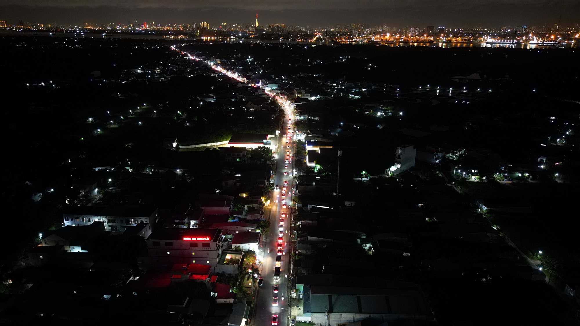 Theo ghi nhận của, tại phà Cát Lái (phía huyện Nhơn Trạch, Đồng Nai) có hàng trăm xe hơi nối đuôi nhau, xếp hàng dài gần 3 km để chờ được lên phà.