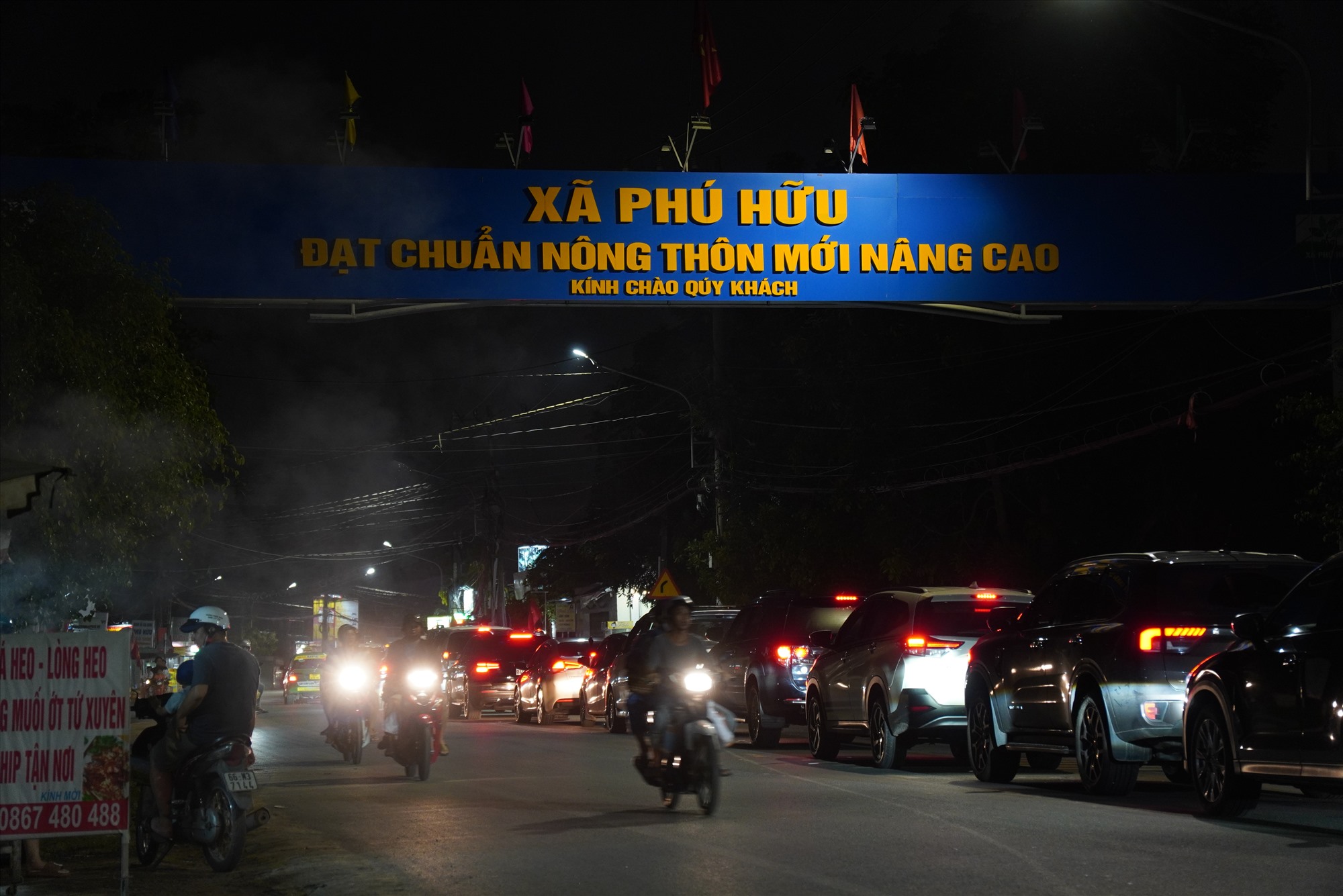 Đến 19h30, tình hình ùn tắc vẫn chưa hề thuyên giảm. Các phương tiện từ Bà Rịa - Vũng Tàu, Đồng Nai đổ về phà Cát Lái để vào TPHCM ngày một đông.