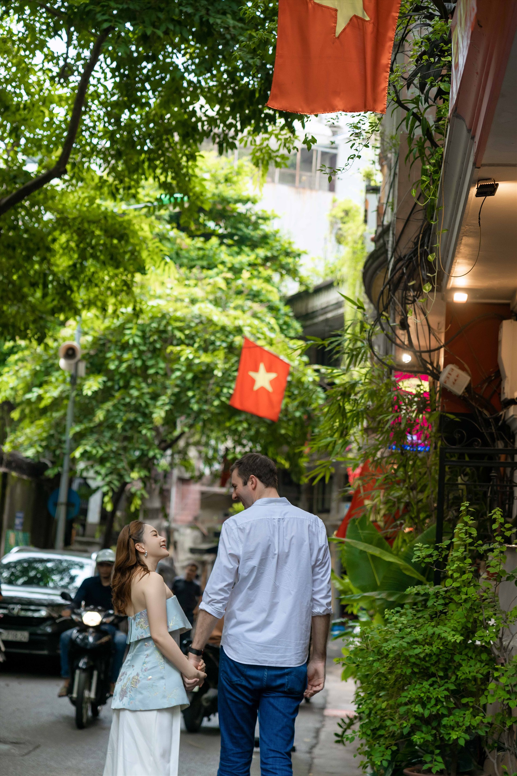 Trong loạt ảnh, Lan Phương diện trang phục đơn giản với áo lụa cúp ngực và váy dài khoe vóc dáng thanh mảnh, sánh bước cùng chồng mình dạo phố cùng nụ cười rạng rỡ.