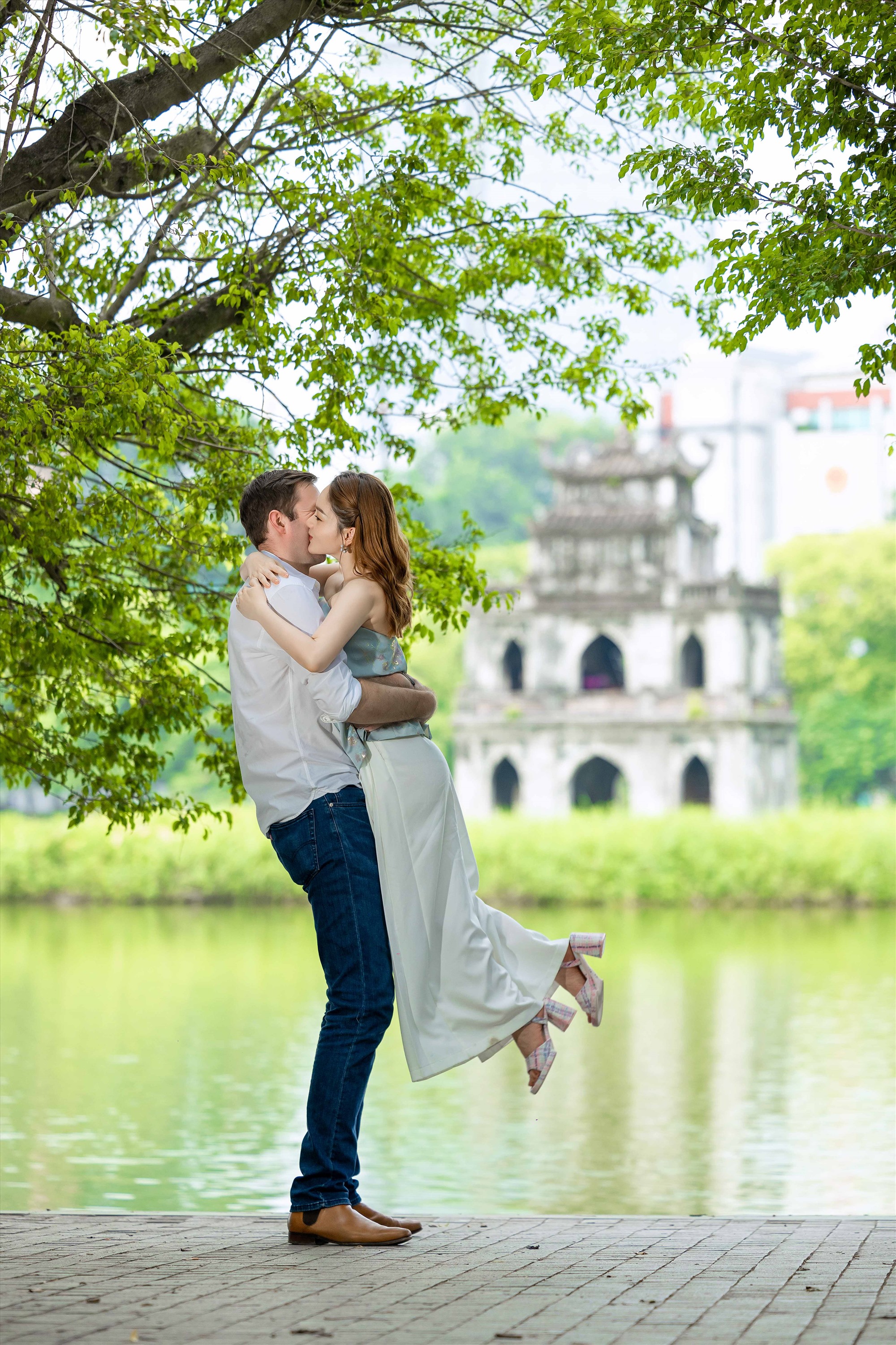  Trong những thước ảnh nắm tay nhau ngắm Hồ Hoàn Kiếm đầy thơ mộng hay mỉm cười dạo bước trên những con phố ở vùng đất Thủ Đô, cô đều mỉm cười hạnh phúc bên chồng và lặng yên ngắm nhìn những cảnh sắc nơi đây.