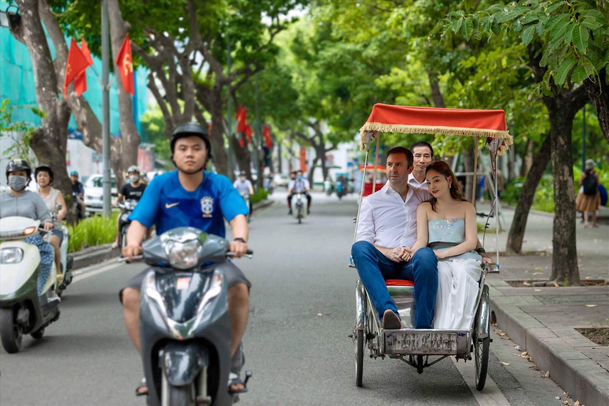 Cả hai có những khoảnh khắc rất đáng nhớ, cùng ngắm nhìn vẻ đẹp bình dị của con người thủ đô khi dạo phố, ăn quà vặt tại những gánh hàng rong, uống trà chanh vỉa hè hay đi cà phê phố cổ và ghé thăm nhà cổ Hà Nội. 
