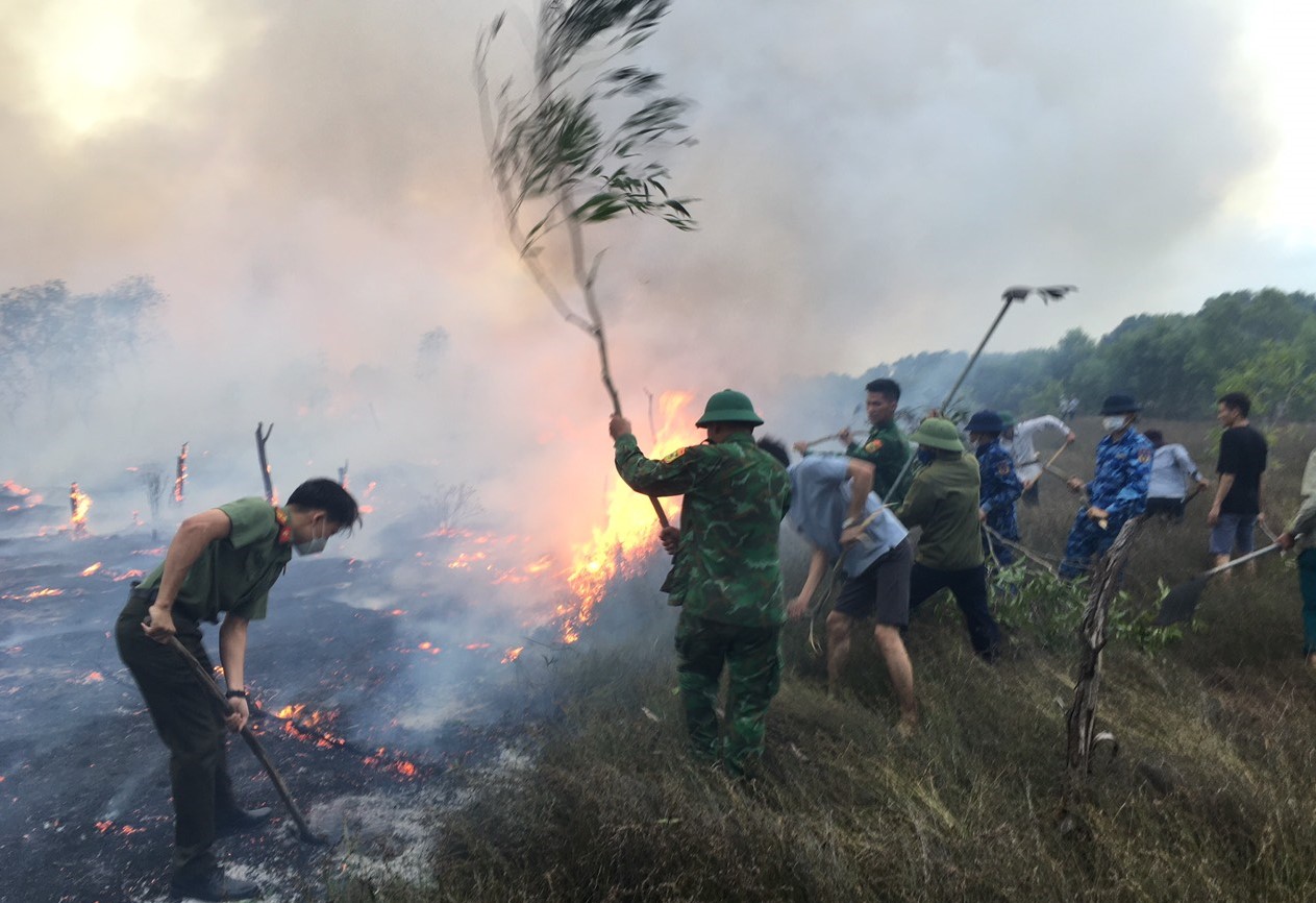 Đám cháy lan rộng trên diện tích lớn, nên lực lượng kiểm lâm, biên phòng, cảnh sát biển cùng lực lượng chức năng huyện Triệu Phong và người dân xã Triệu Sơn cùng vào cuộc. 