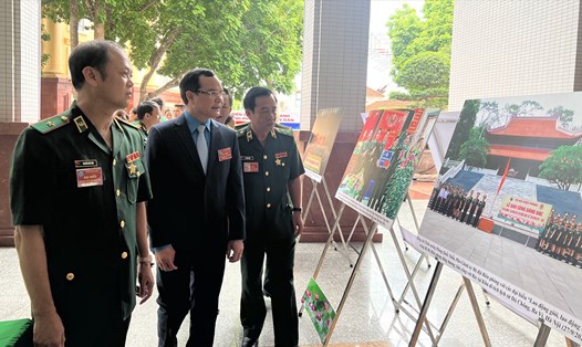 Chủ tịch Tổng Liên đoàn Lao động Việt Nam Nguyễn Đình Khang (đứng giữa) cùng lãnh đạo, chỉ huy Bộ đội Biên phòng tham quan các hình ảnh trưng bày tại Đại hội Đại biểu Công đoàn Bộ đội Biên phòng lần thứ IX (2023-2028). Ảnh: Kiều Vũ