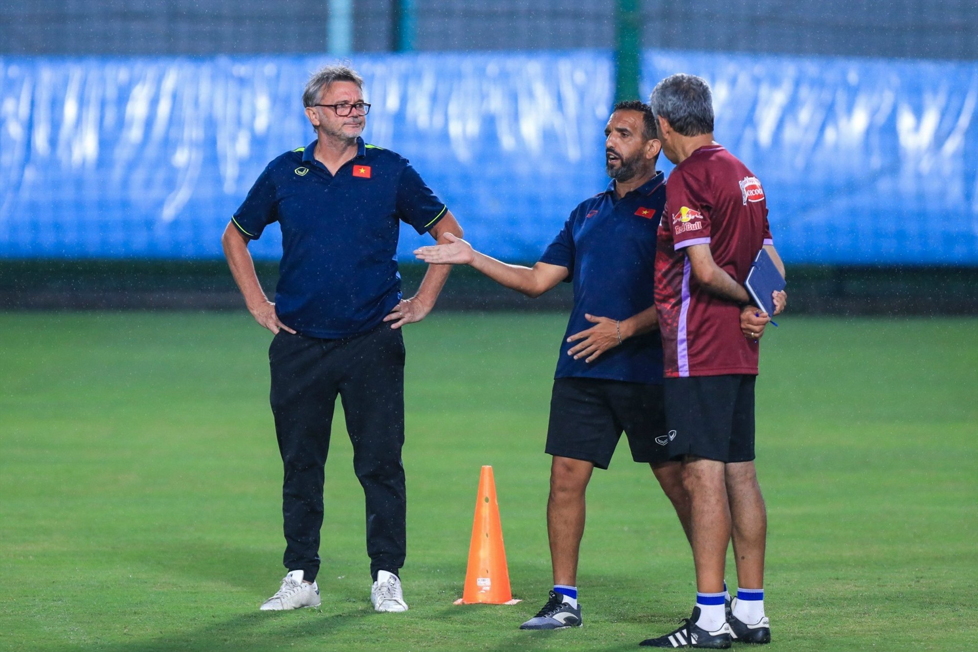 Trong suốt quá trình hai đội tuyển tập luyện, huấn luyện viên Troussier cũng thường xuyên trao đổi thông tin với các trợ lý của mình. 