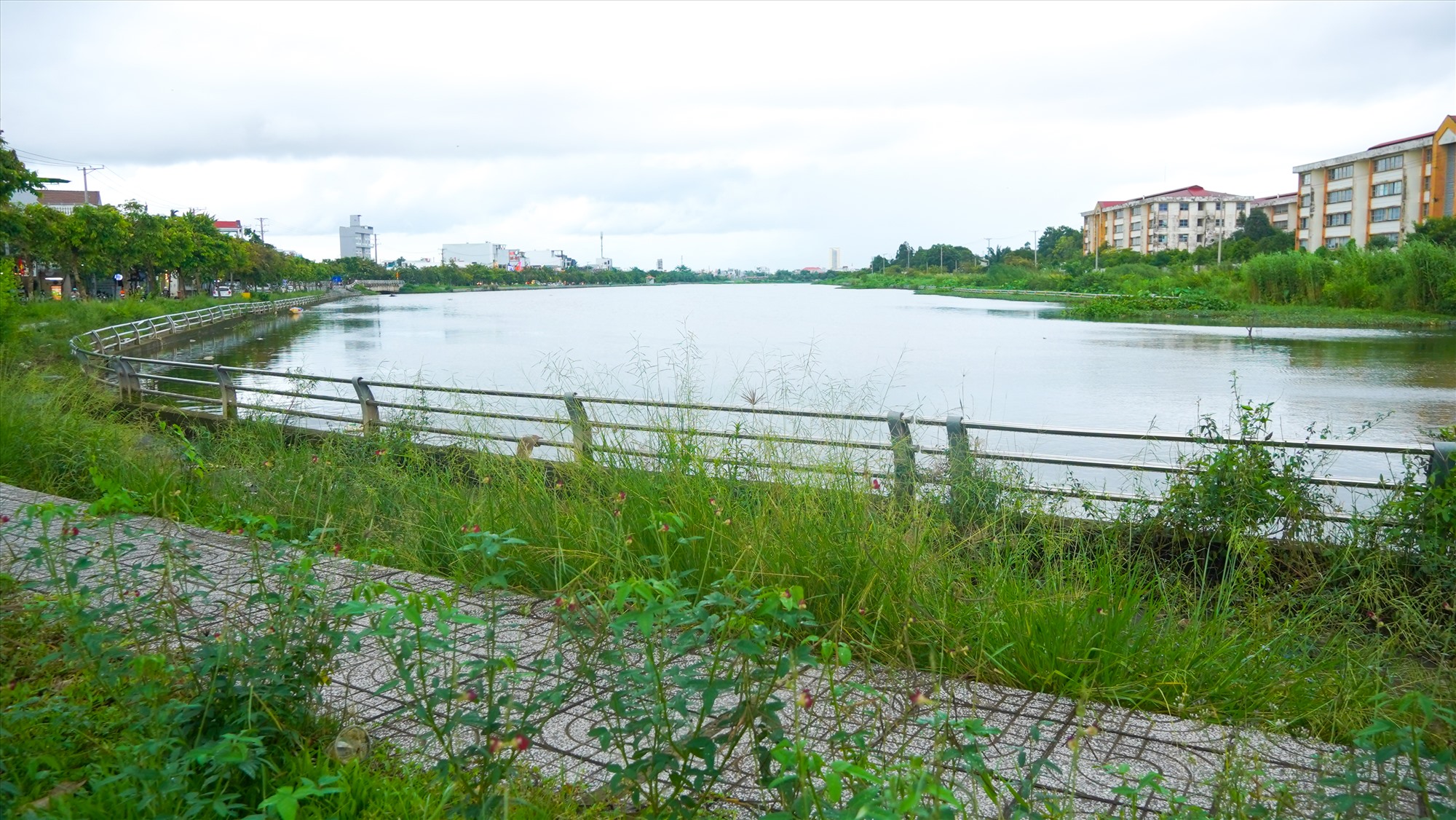 “Hồ nước rất đẹp nhưng hiện nay chỉ mới được sử dụng chủ yếu với vai trò tiêu thoát nước, tiếc là chưa được thành phố đầu tư khai thác để phát triển du lịch”, ông Kiểm nói.