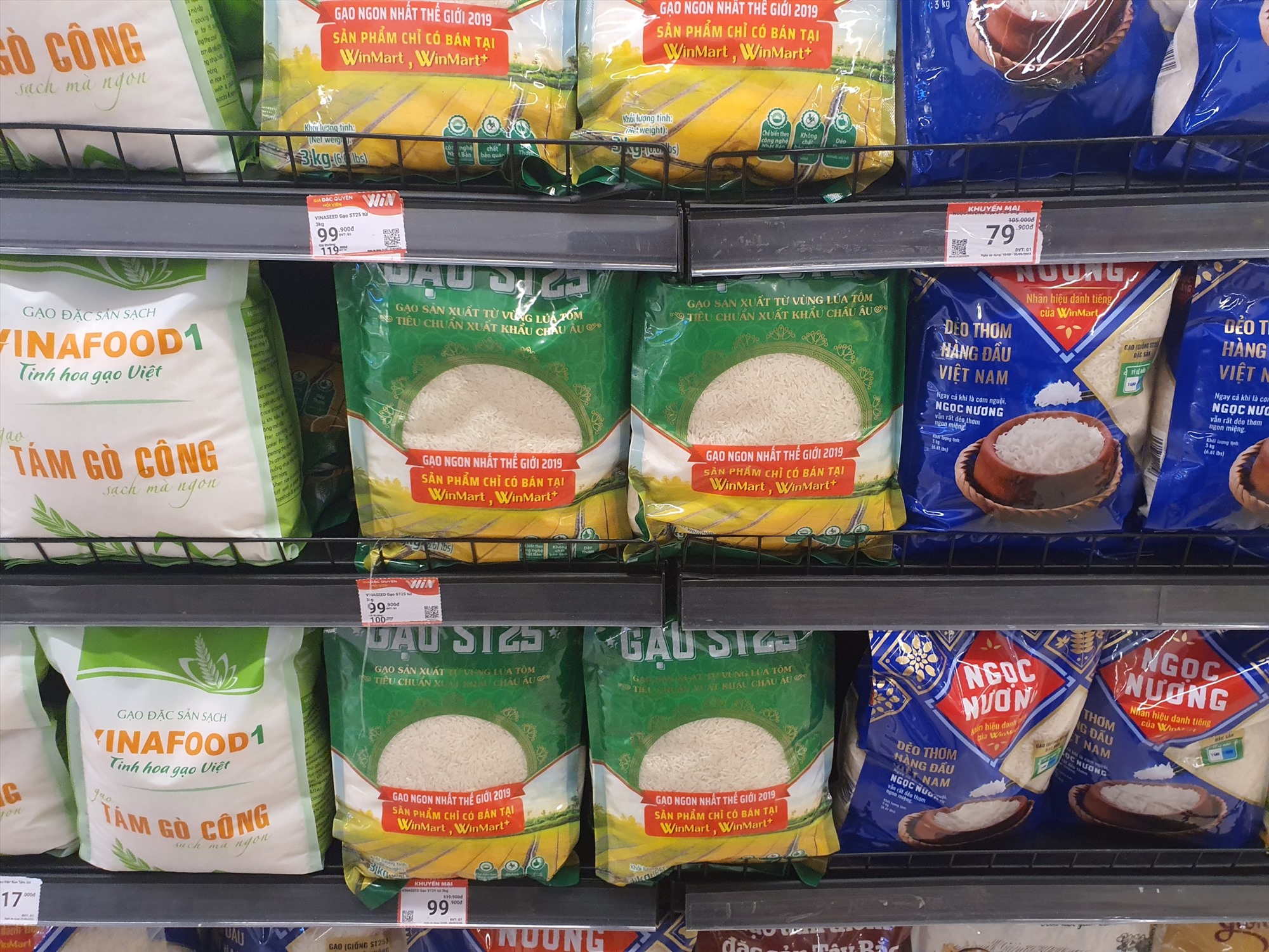 Giá gạo bán lẻ trong nước vẫn khá ổn định. Ảnh: Phan Anh
