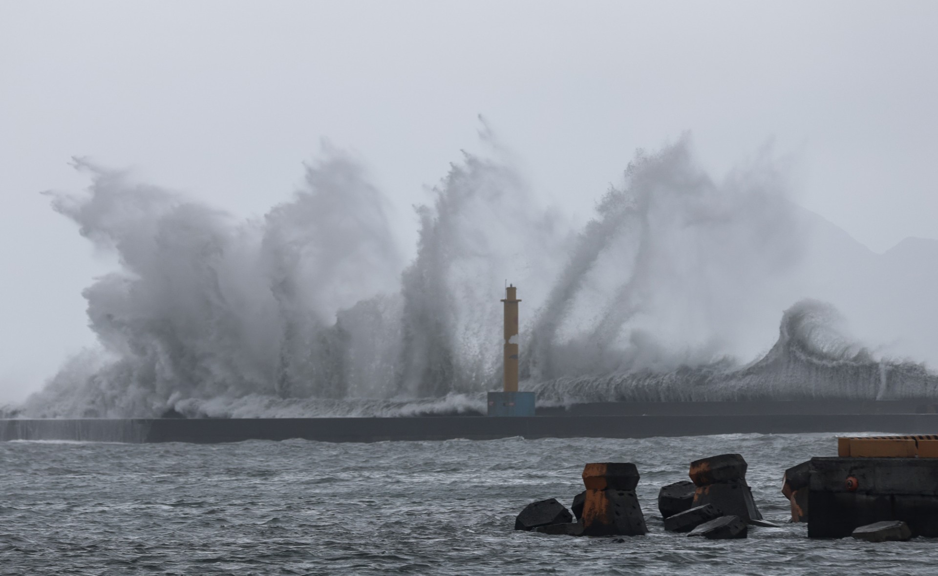 Sóng lớn ở Nghi Lan khi bão Haikui đổ bộ vào miền đông Đài Loan ngày 3.9.2023. Ảnh: AFP