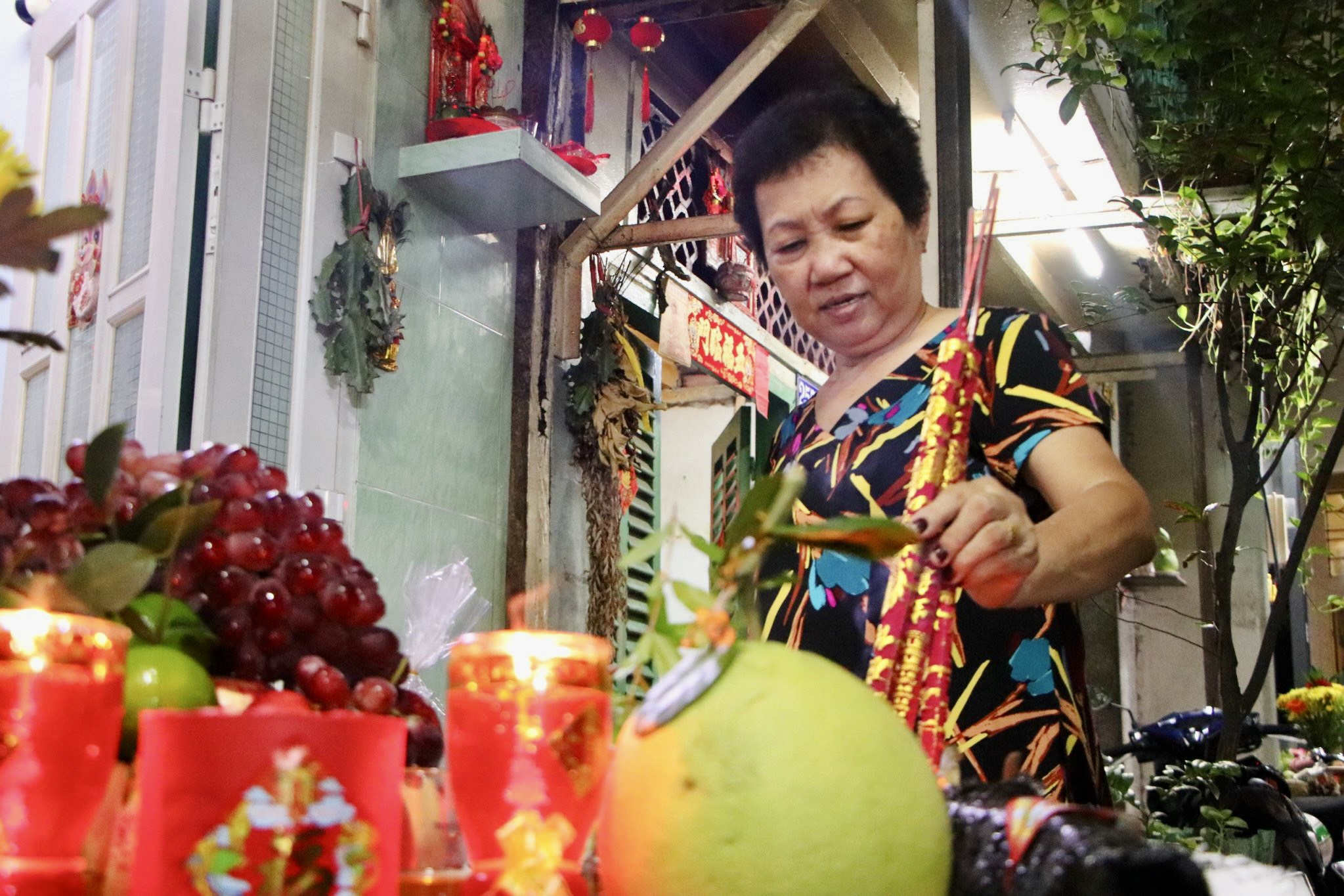 Bà Trần Tú Múi cho biết, đây là phong tục lâu đời của người Tiều Châu, người Tiều đón Tết Trung thu như những ngày lễ lớn khác trong năm. “Gia đình tôi đã 4 đời sinh sống tại con hẻm này. Cứ mỗi mùa trăng, con hẻm này lại nhộn nhịp, cùng nhau chờ trăng lên và cúng trăng với những mong cầu bình an, may mắn”, bà Múi cho biết thêm.