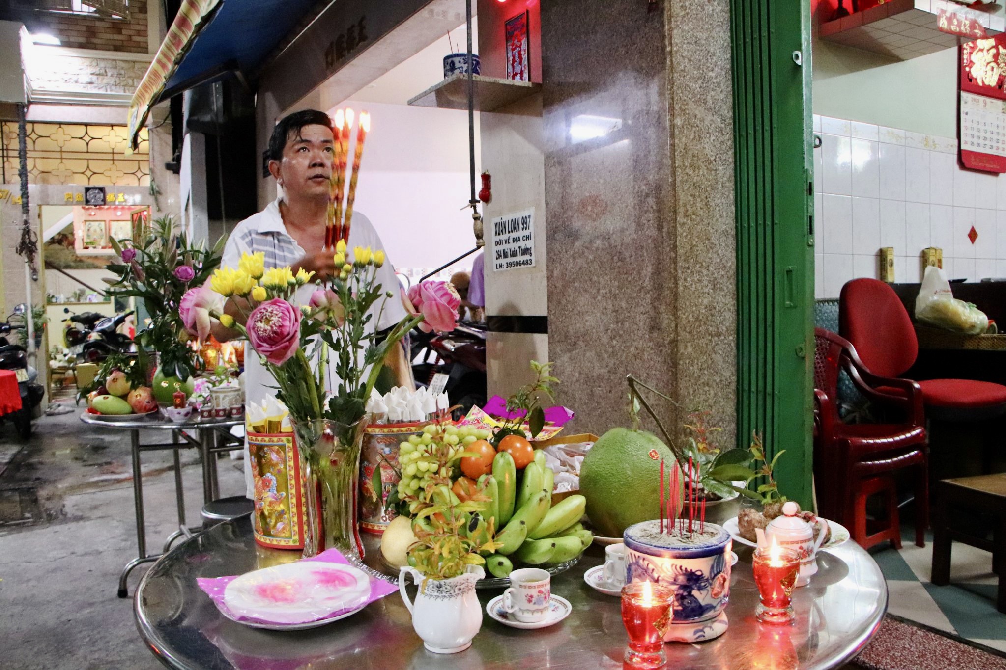 Phong tục cúng trăng của người Hoa đã tồn tại hàng ngàn năm nay. Trong nghi thức này, người dân đặt tượng thần Trăng hướng về ánh trăng sáng, đốt ngọn nến đỏ lên cao, chủ nhà sẽ tiến hành cúng trăng.