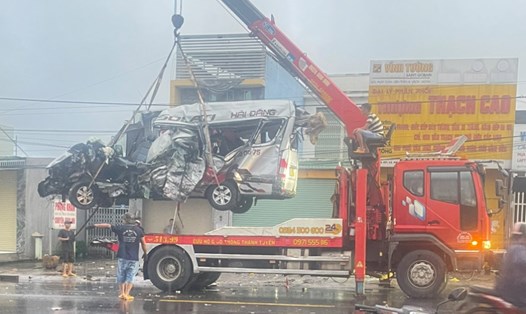 Hiện trường vụ tai nạn xe khách 16 chỗ và xe khách loại 52 chỗ trên quốc lộ 20, đoạn xã Phú Vinh, huyện Định Quán. Ảnh: Minh Châu
