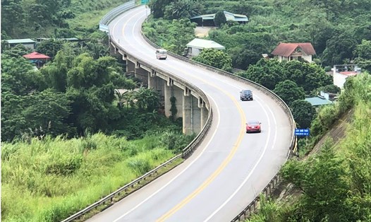 Cao tốc Nội Bài - Lào Cai, đoạn Yên Bái - Lào Cai quy mô 2 làn xe, tiềm ẩn nhiều nguy cơ mất an toàn giao thông. Ảnh: Phương Linh